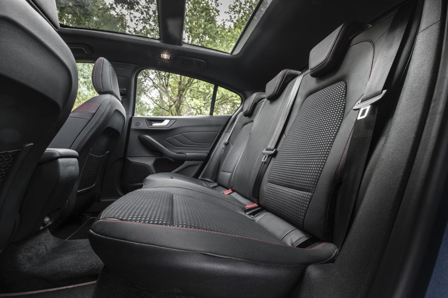 Интерьер Ford Focus ST-Line 2018 года  (UK) (фото 24 из 42)